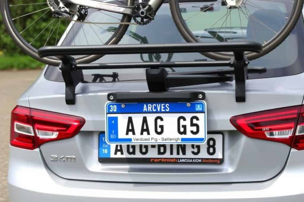 Drittes Kontrollschild für Veloträger am Auto montiert