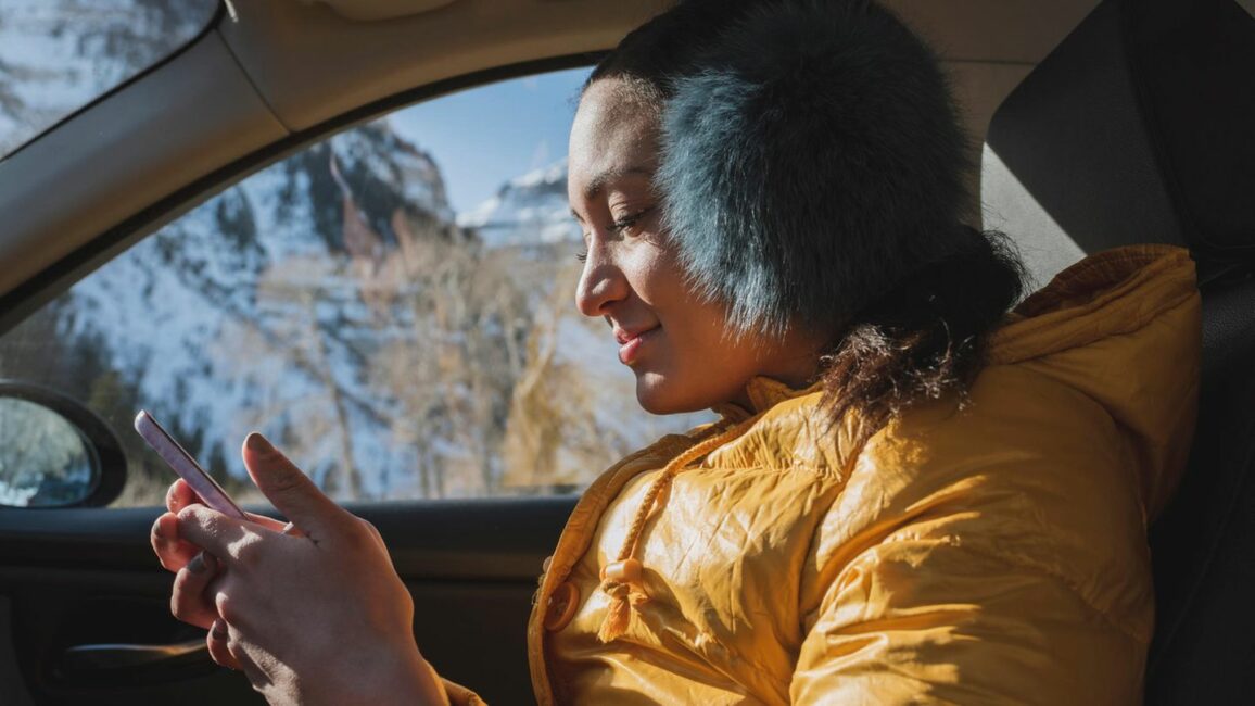ADAC Raststättentest Winterzeit: ADAC warnt: Darum sollten Sie Ihre Winterjacke niemals im Auto tragen