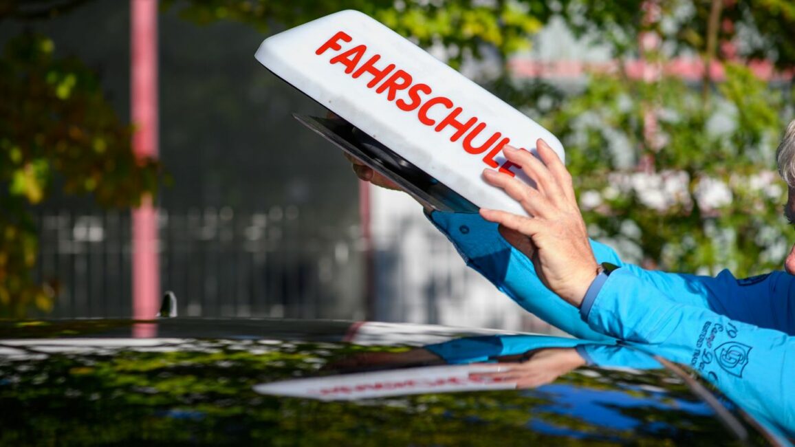 Witwenrente Verrechnung Führerschein: "Schnieder-Effekt": Bei Fahrschulen brechen Anmeldungen ein