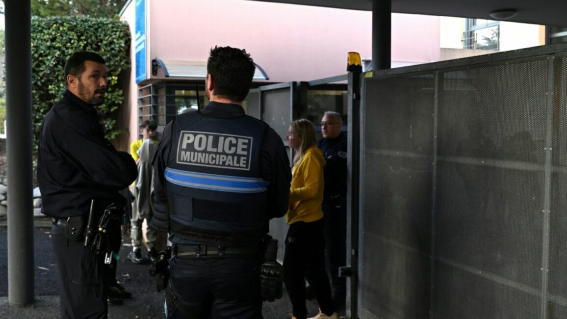 Migrantenboot Griechenland Frankreich: 14-Jähriger verletzt Lehrerin mit Messer lebensgefährlich