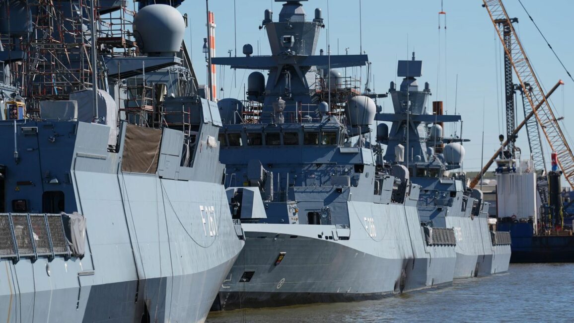 Block Prozess Hamburger Hafen: Zwei Männer wegen versuchter Sabotage von deutschem Marineschiff verhaftet