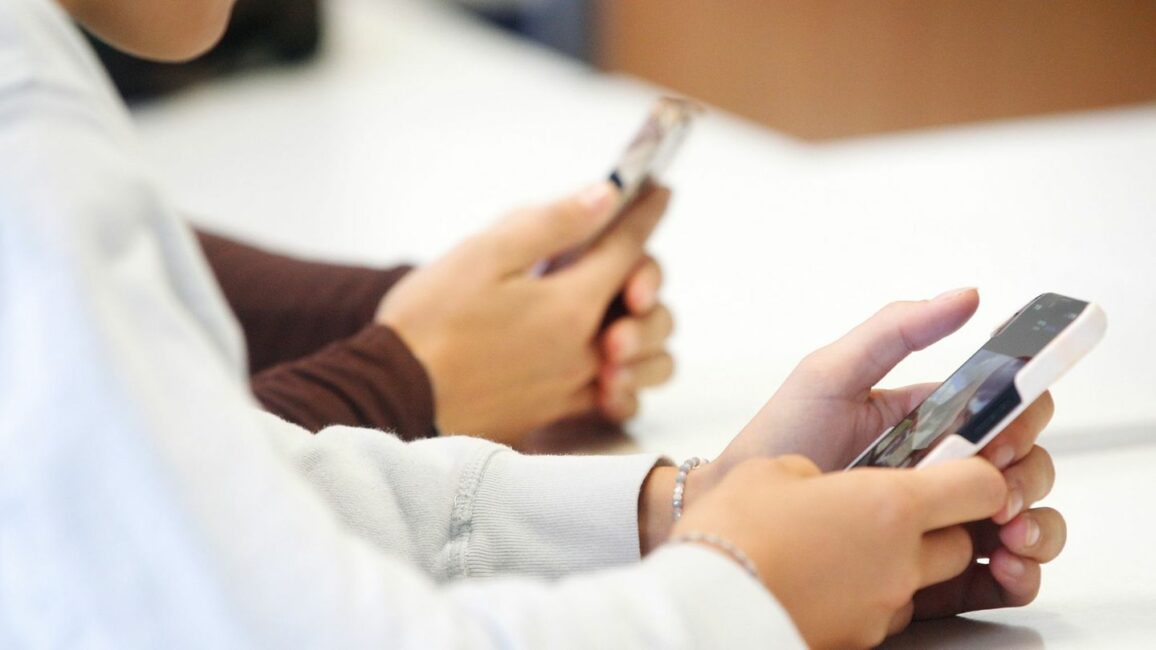 Debatte um Verbot: 16- bis 18-Jährige wollen kein Handyverbot an Schulen