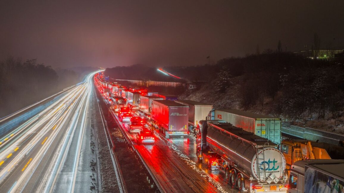 Handyverbot Schule Winterwetter: 30-Kilometer-Stau in Hessen aufgelöst