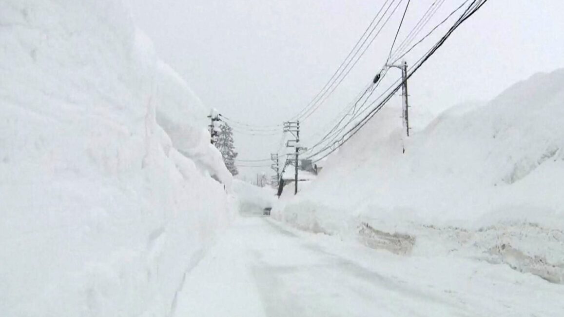 Block Prozess Armee im Einsatz: Bis zu 4,5 Meter hoch – Japan versinkt unter XXL-Schneemassen