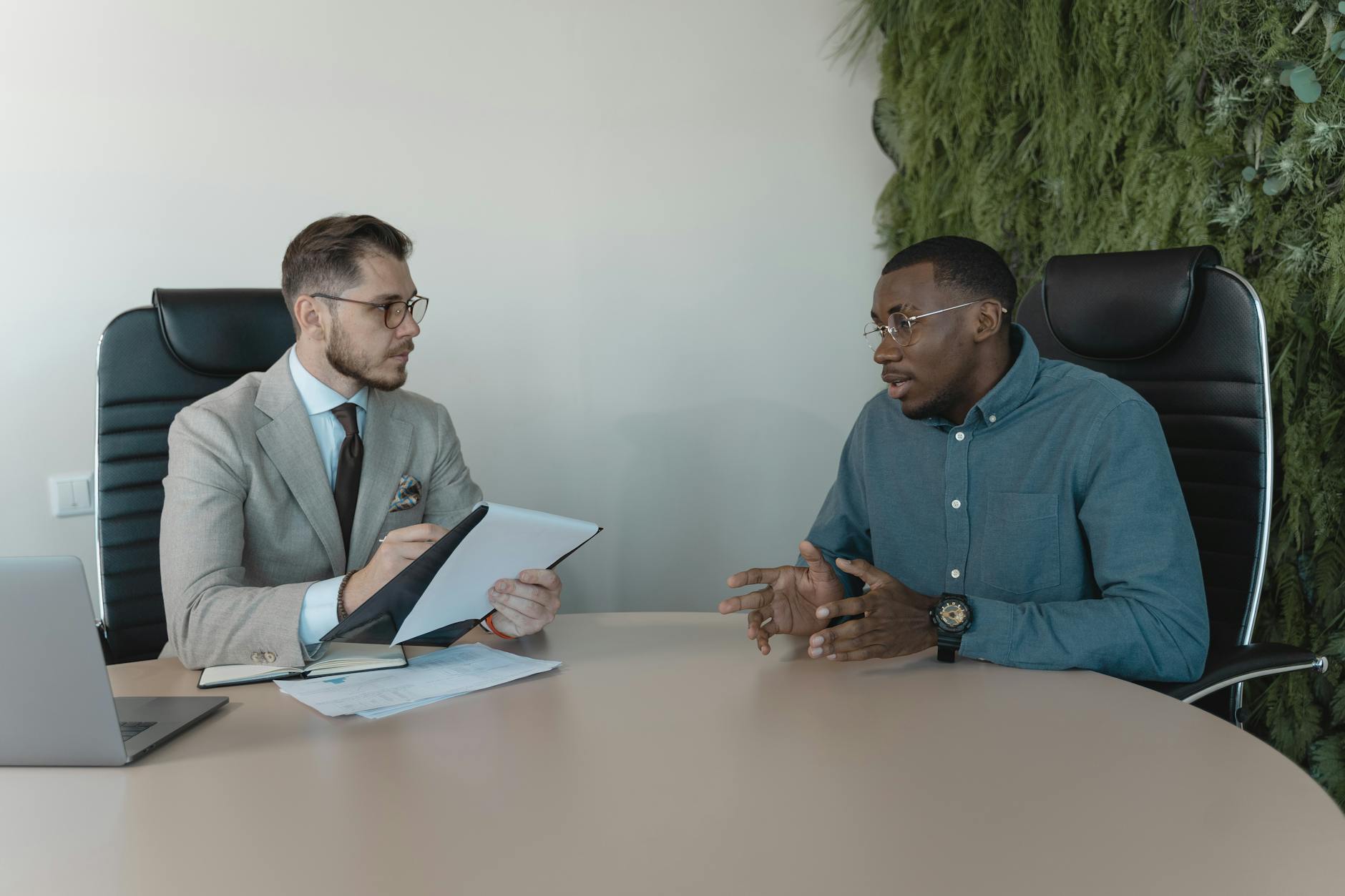 Ofarim Hotelmitarbeiter Interview Illustration zu Ofarim Hotelmitarbeiter Interview