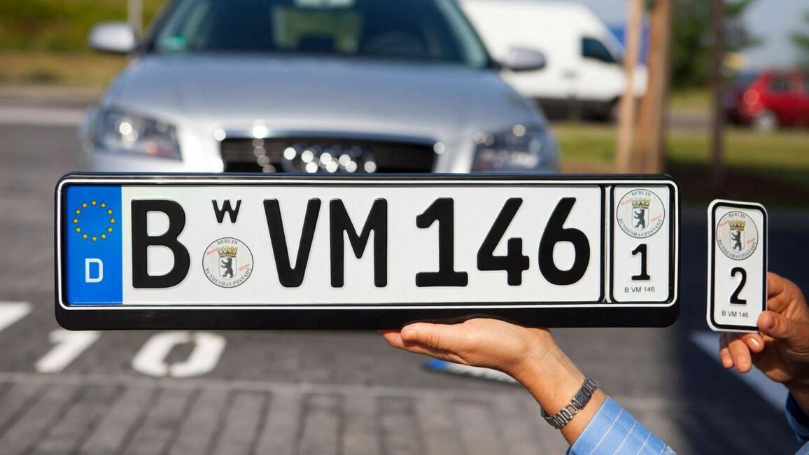 Stvo: Wofür steht das kleine "W"? Seltenes Autokennzeichen wirft Fragen auf