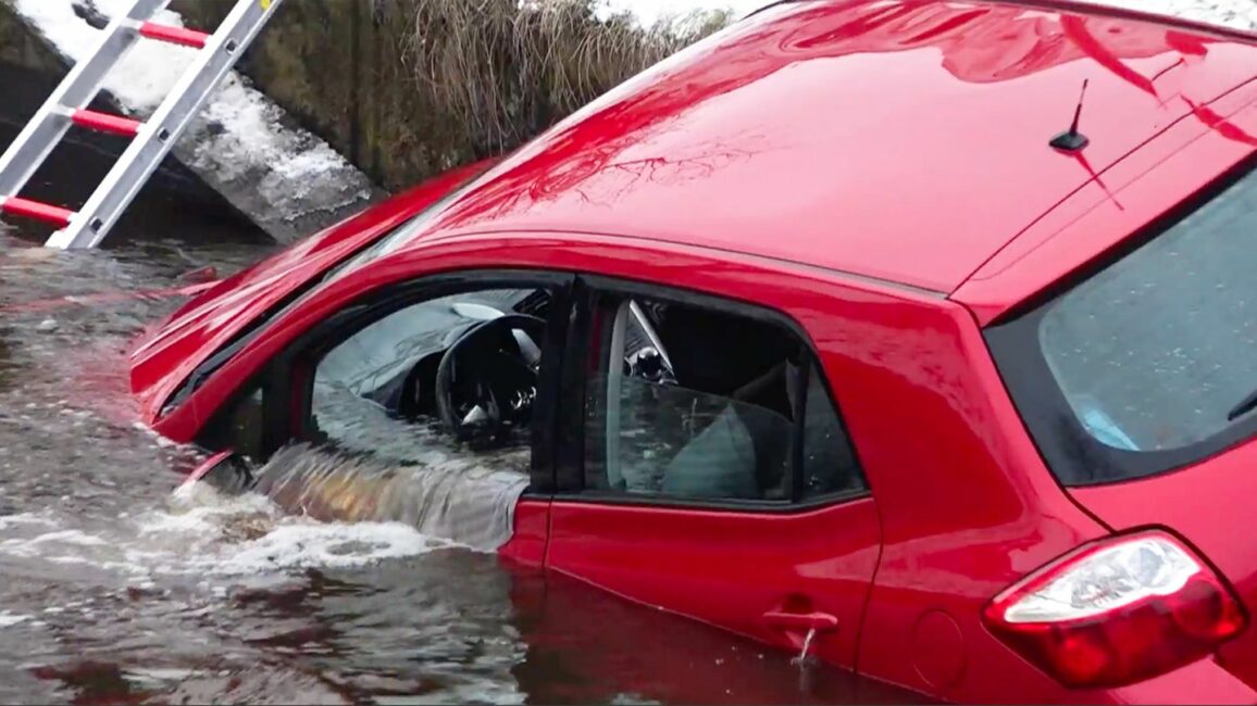 Familie Gerettet Oldenburg: Auto stürzt in eiskalten Kanal – Retter springt hinterher