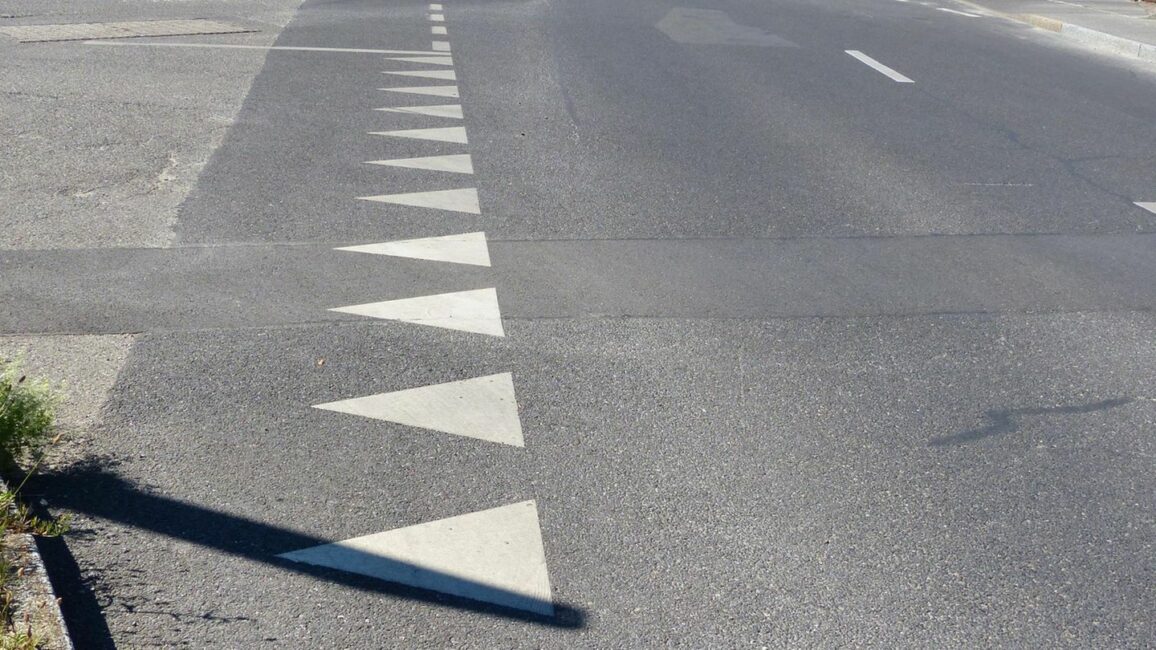 ADAC Raststättentest Verkehrszeichen: Haifischzähne: Was bedeutet diese Fahrbahnmarkierung?