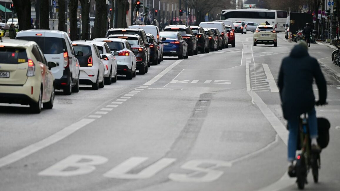 Tarifverhandlungen: Nahverkehrs-Warnstreik sorgt für Staus in den großen Städten