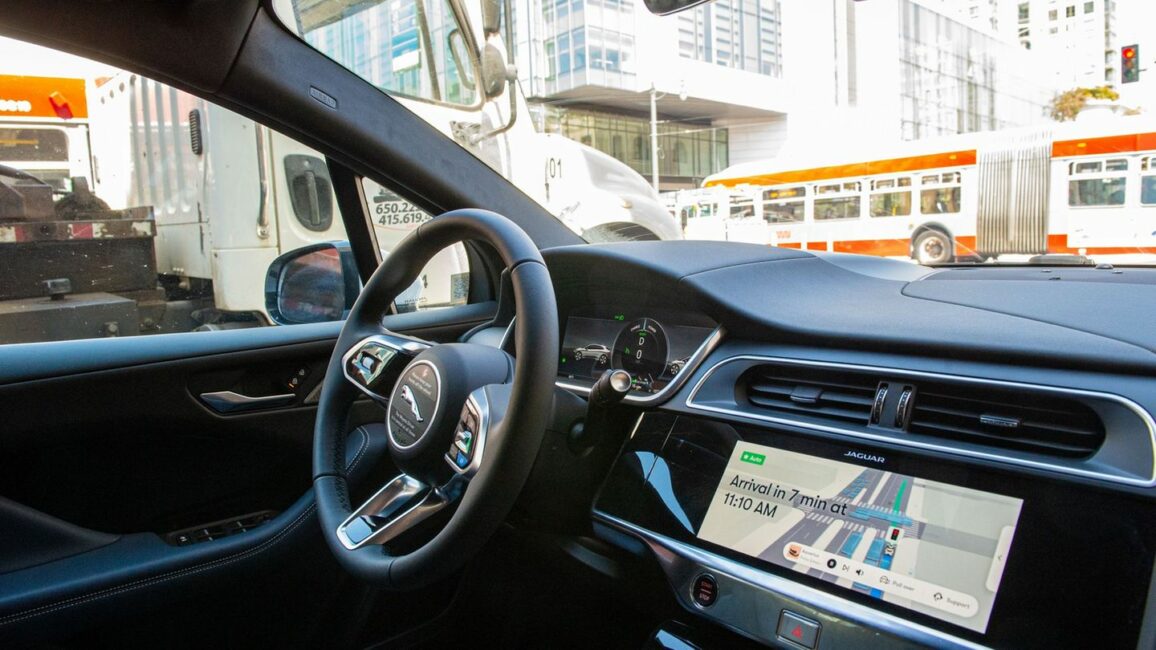 Elon Musk Vorladung Autonomes Fahren: Robotaxi-Firma Waymo stockt Kasse im Wettlauf mit Tesla auf