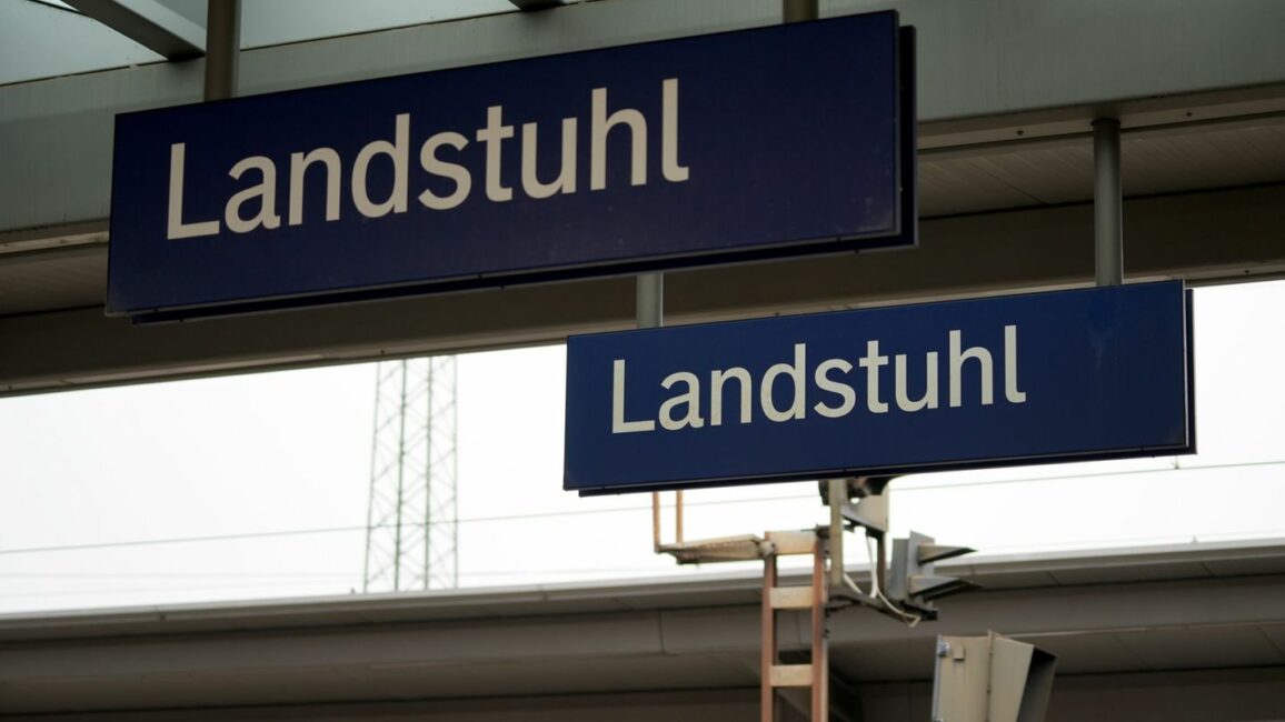 Tödlicher Angriff: Kein Fahrschein, aber Faustschläge – Zugbegleiter stirbt
