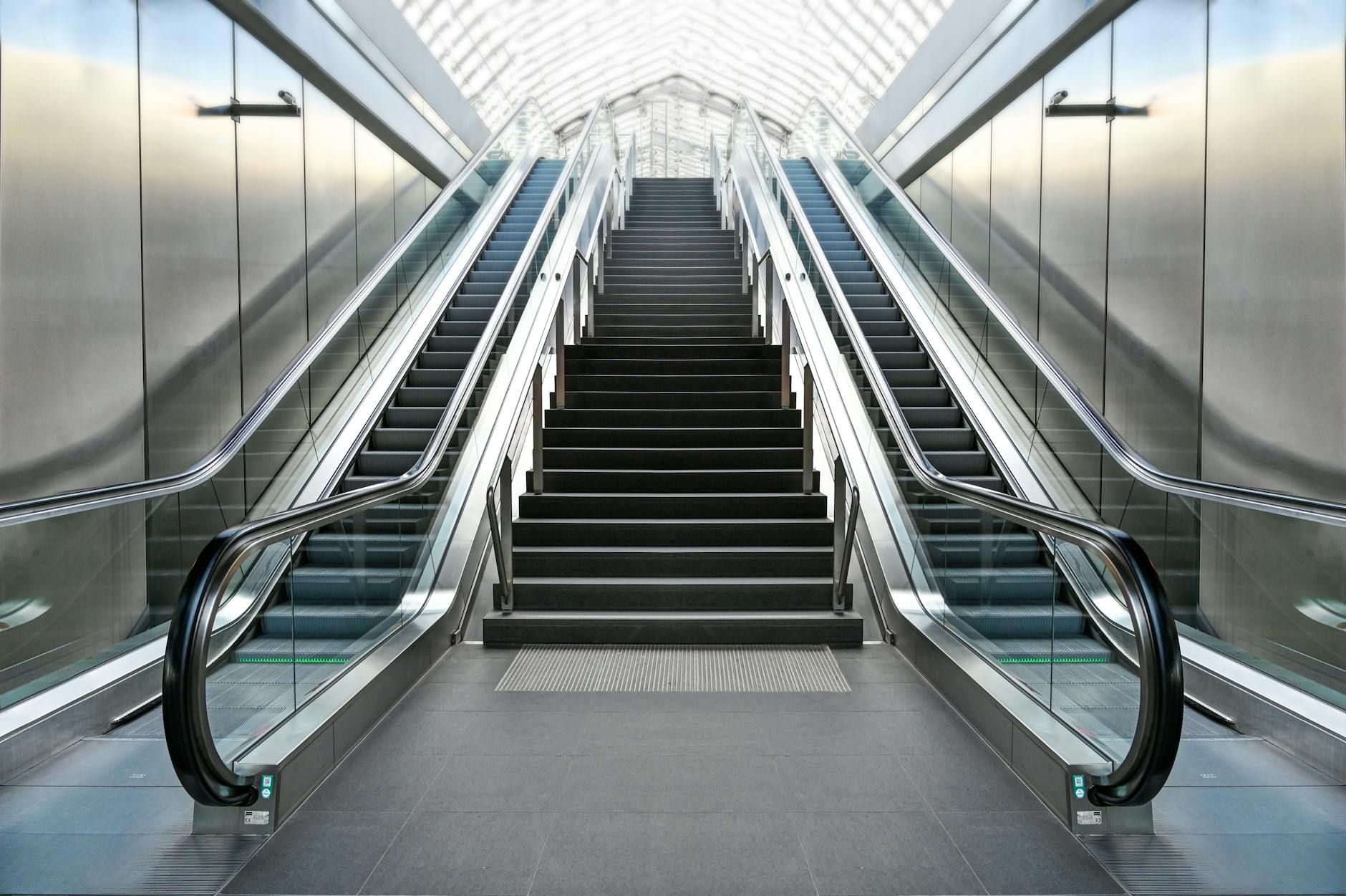 Aufzüge Fahrtreppen Symbolbild zum Thema Aufzüge Fahrtreppen