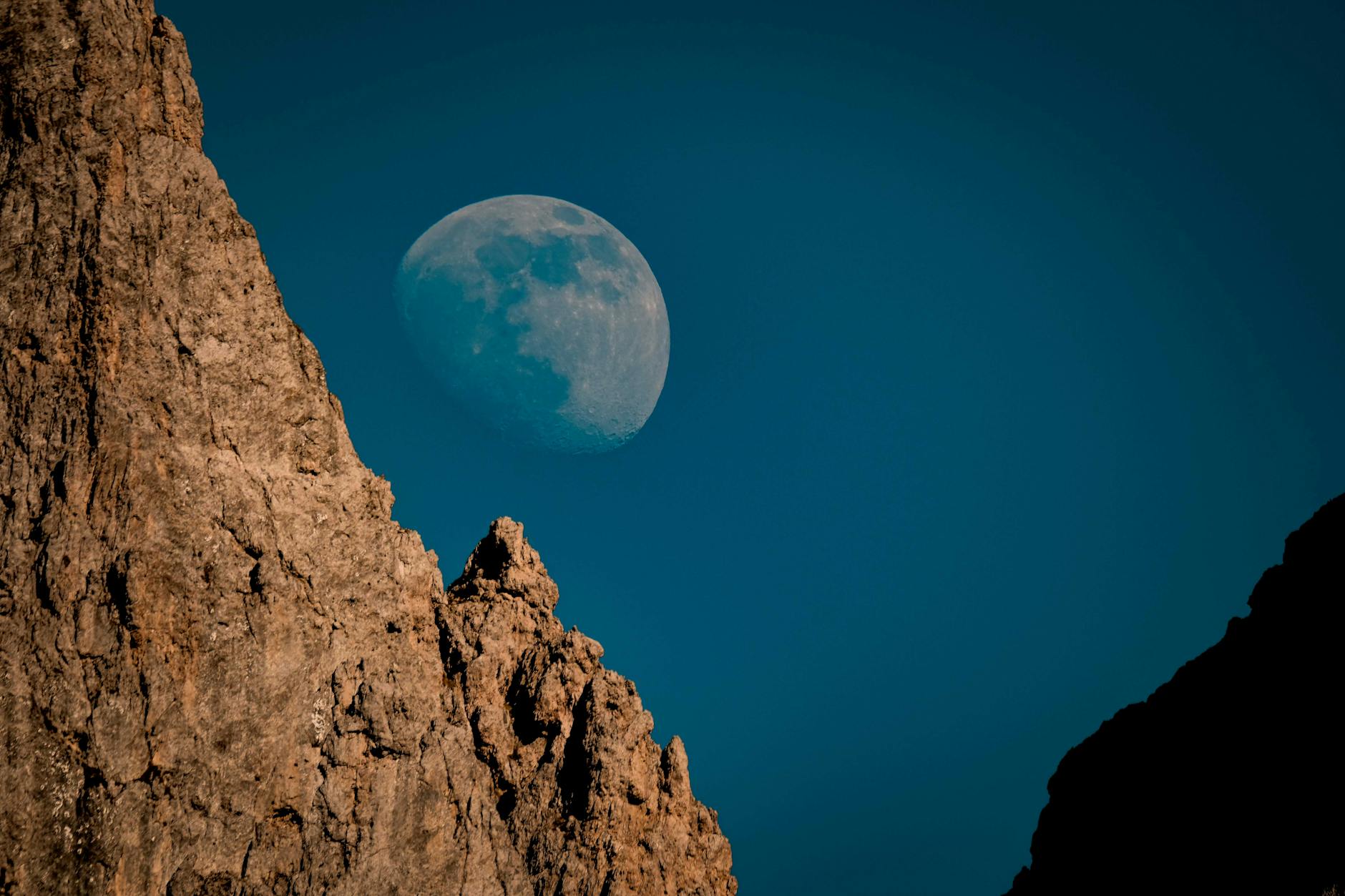 Neumond April 2026 Sternzeichen Symbolbild zum Thema Neumond April 2026 Sternzeichen