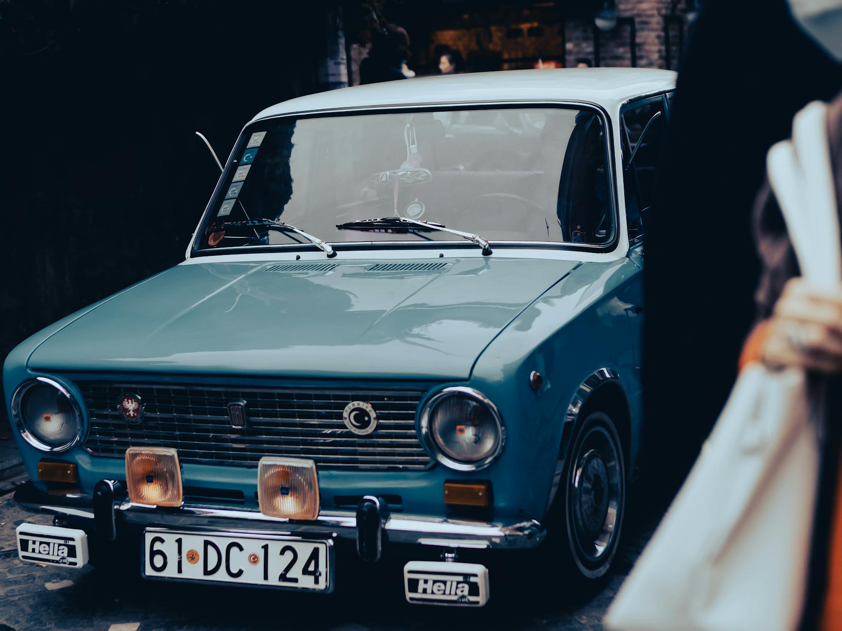 Italien Auto In Menschenmenge Illustration zu Italien Auto In Menschenmenge