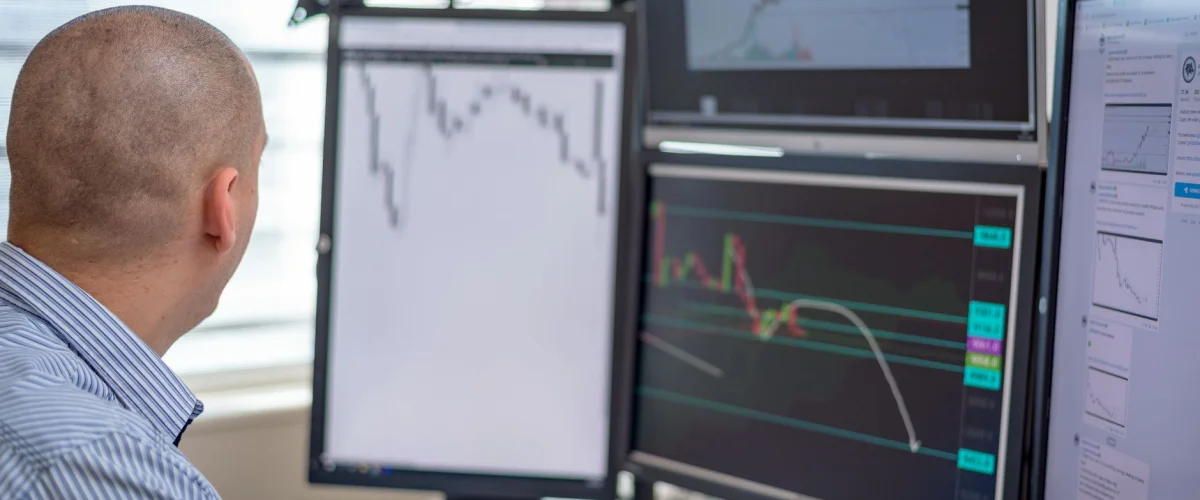 Aktien Tipps – Eine Person analysiert Aktiendiagramme auf einem Laptop, um fundierte Aktien Tipps zu erhalten und Investitionsentscheidungen zu treffen.
