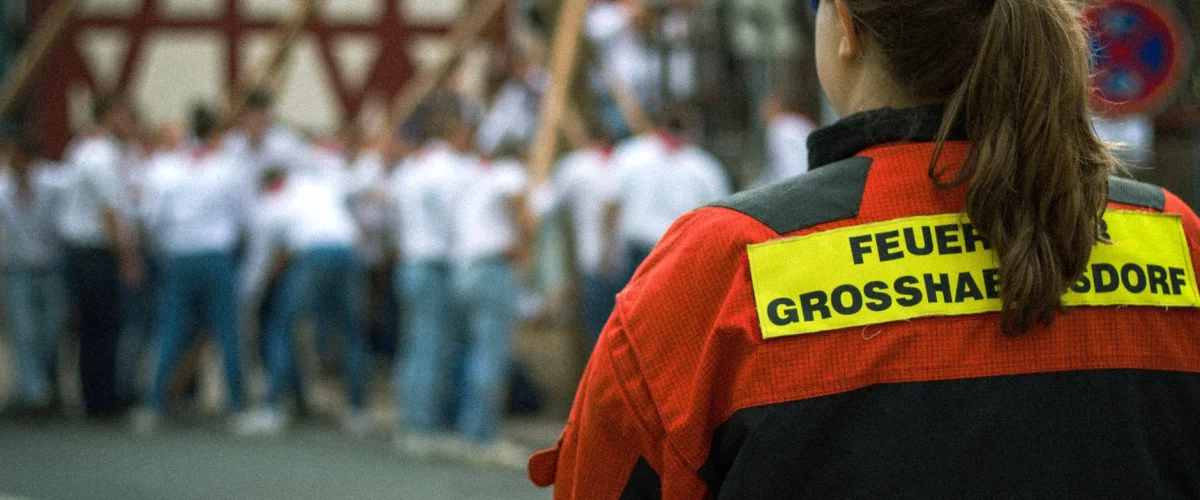 Berufsunfähigkeitsversicherung erklärt – Eine Frau blickt nachdenklich aus dem Fenster, während ein Diagramm die Notwendigkeit einer Berufsunfähigkeitsversicherung erklärt und finanzielle Sicherheit symbolisiert.
