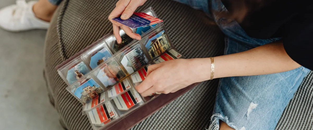 Bußgeldkatalog Anleitung – Verkehrsschilder und eine Hand, die eine Bußgeldkatalog Anleitung durchblättert, um Verkehrsregeln zu verstehen.