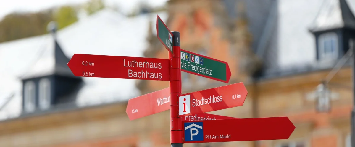 Leitbild in der Nähe: Berater und Teammitglieder erarbeiten gemeinsam Unternehmenswerte und Ziele für lokale Unternehmen in Deutschland.