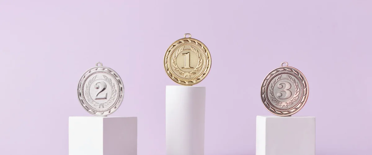 Lokales Ranking Anleitung: Eine Lupe über einer Karte zeigt die Optimierung für lokale Suchergebnisse im Jahr 2026