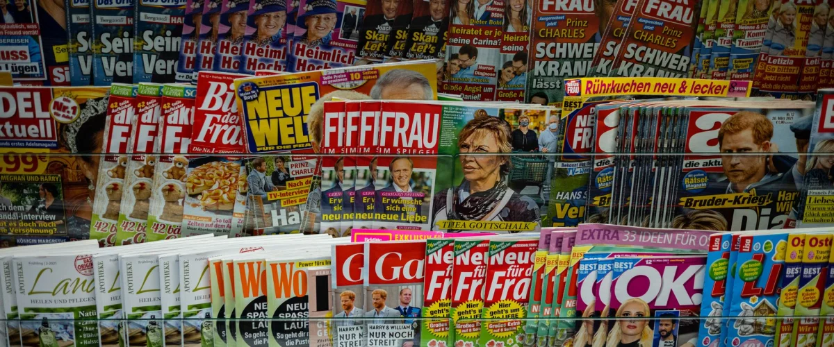 Mediathek Empfehlungen: Eine Frau wählt auf einem Tablet aus verschiedenen Streaming-Angeboten der Mediatheken.