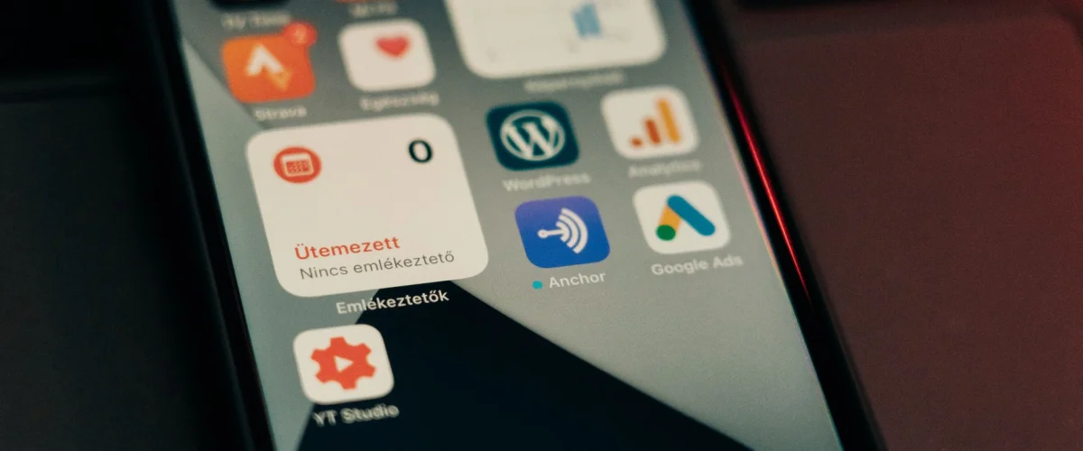 WordPress-Plugin Kosten – Eine Person sitzt vor einem Laptop und analysiert WordPress-Plugin Kosten für verschiedene Funktionen und Lizenzmodelle im Jahr 2026.