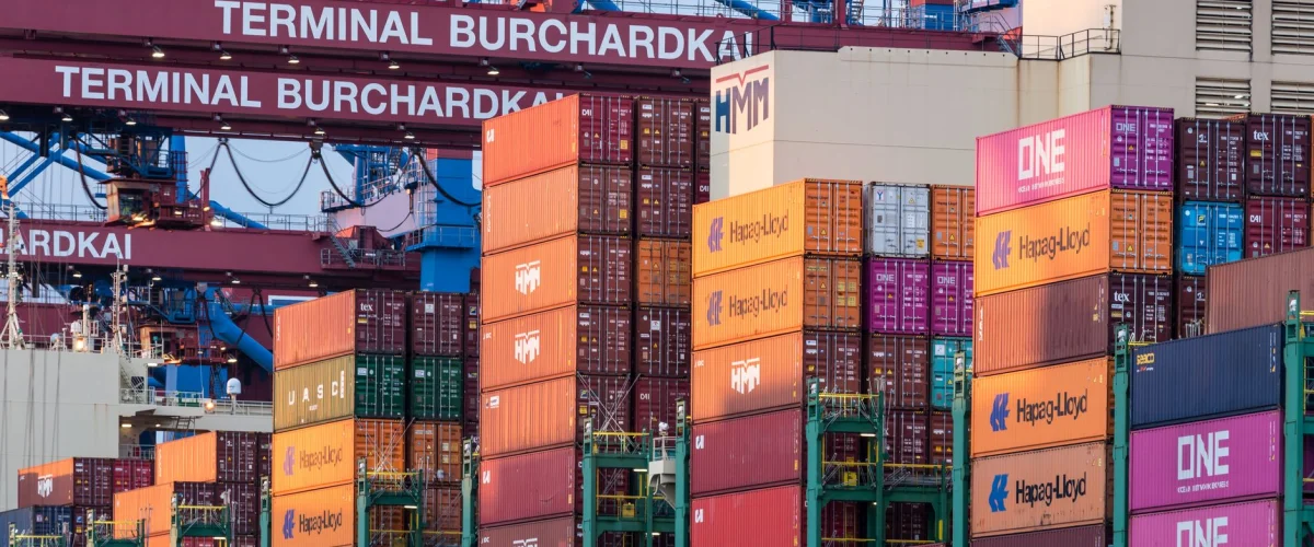 Außenhandel Grundlagen: Eine Übersicht über Export, Import und internationale Handelsbeziehungen für Unternehmen.