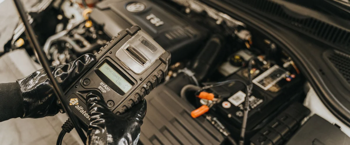 Autobatterie Grundlagen: Eine geöffnete Blei-Säure-Batterie zeigt die internen Platten und den Elektrolyten für die Energieumwandlung.
