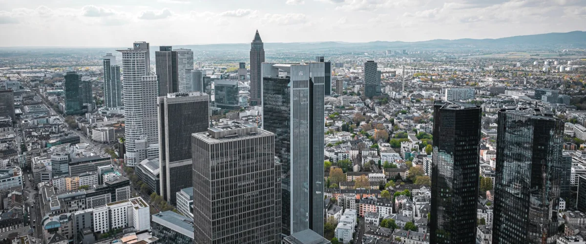 Börse Beispiele – Globale Börse Beispiele: Finanzdaten und Charts auf Bildschirmen im Handelssaal, die die Dynamik der Börsen weltweit veranschaulichen.