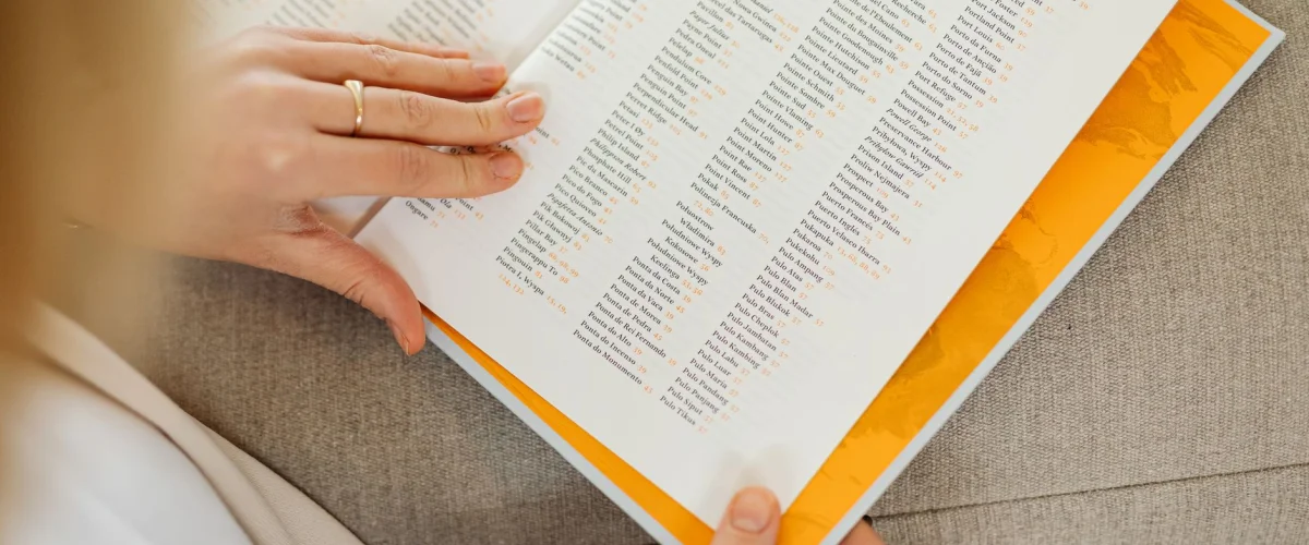 Branchenverzeichnis Grundlagen erklärt: Eine Lupe sucht nach Geschäftseinträgen in einem digitalen Verzeichnis, symbolisiert die Wichtigkeit der Sichtbarkeit.