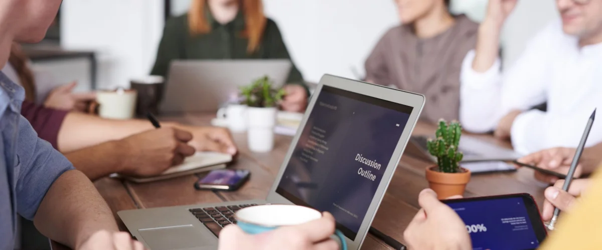 Community-Management Grundlagen – Eine Gruppe von Menschen, die sich um einen leuchtenden Kreis versammelt, symbolisiert die Community-Management Grundlagen und den Zusammenhalt digitaler Gemeinschaften.