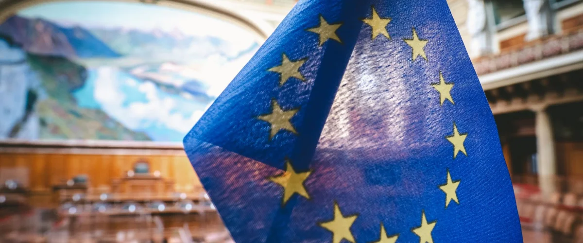 EU-Parlament Ratgeber: Gebäude des Europäischen Parlaments in Brüssel mit EU-Flaggen