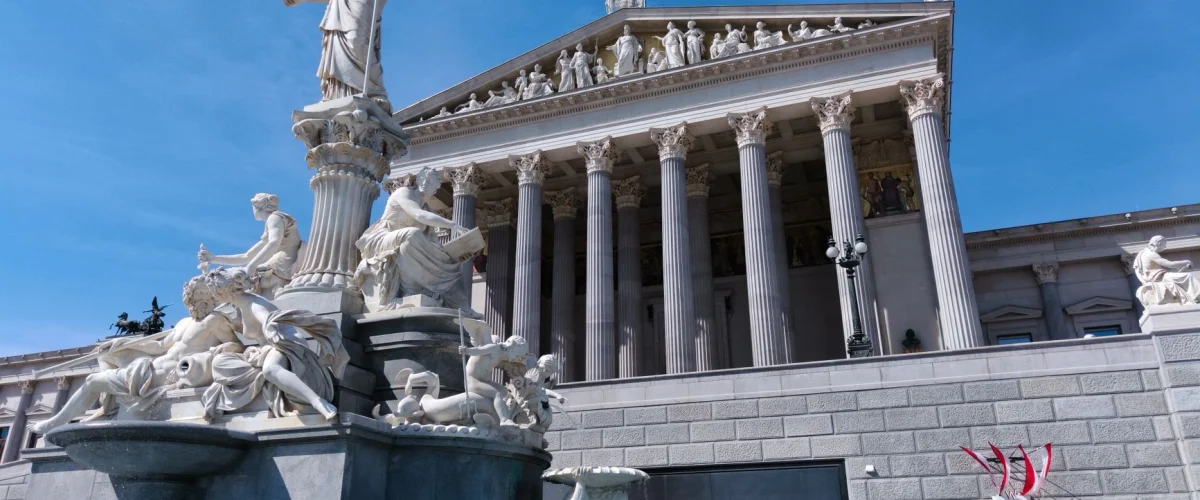Gesetzgebung wissenswert – Eine Skulptur vor dem Reichstagsgebäude in Berlin, die den politischen Prozess symbolisiert.