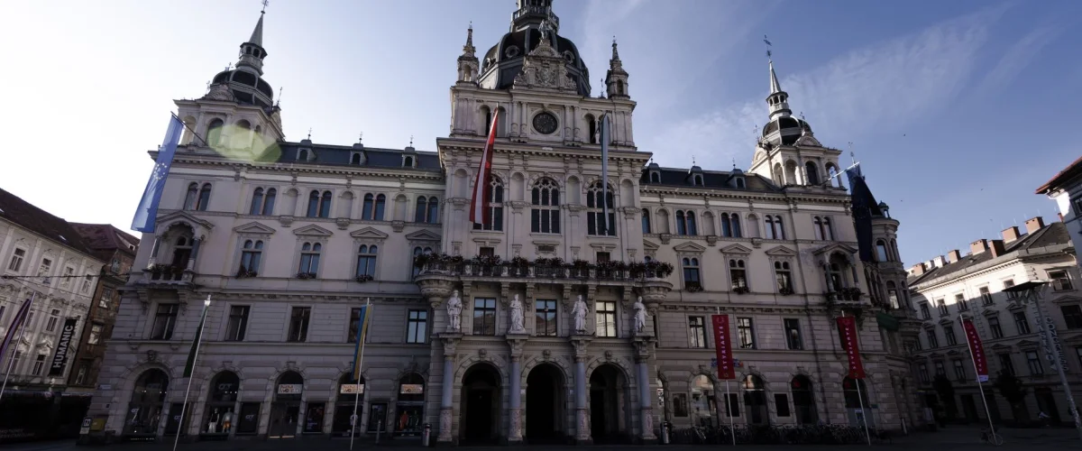 Gewerbeanmeldung Österreich Überblick – Eine Person am Laptop, die einen Gewerbeanmeldung Österreich Überblick recherchiert und Formulare ausfüllt.