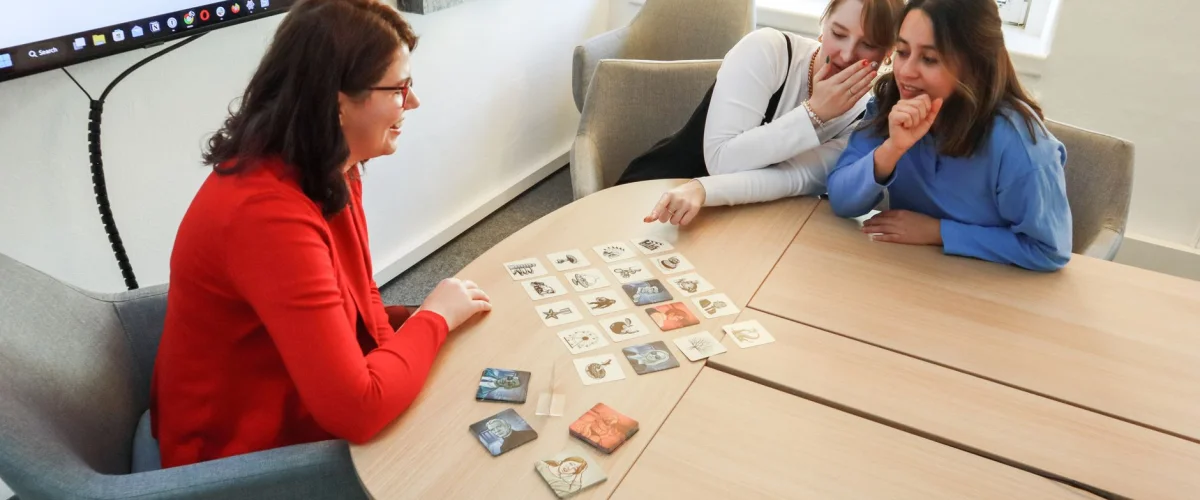 Gruppencoaching Vergleich – Teilnehmer sitzen im Kreis und diskutieren angeregt, während ein Coach den Gruppencoaching Vergleich moderiert