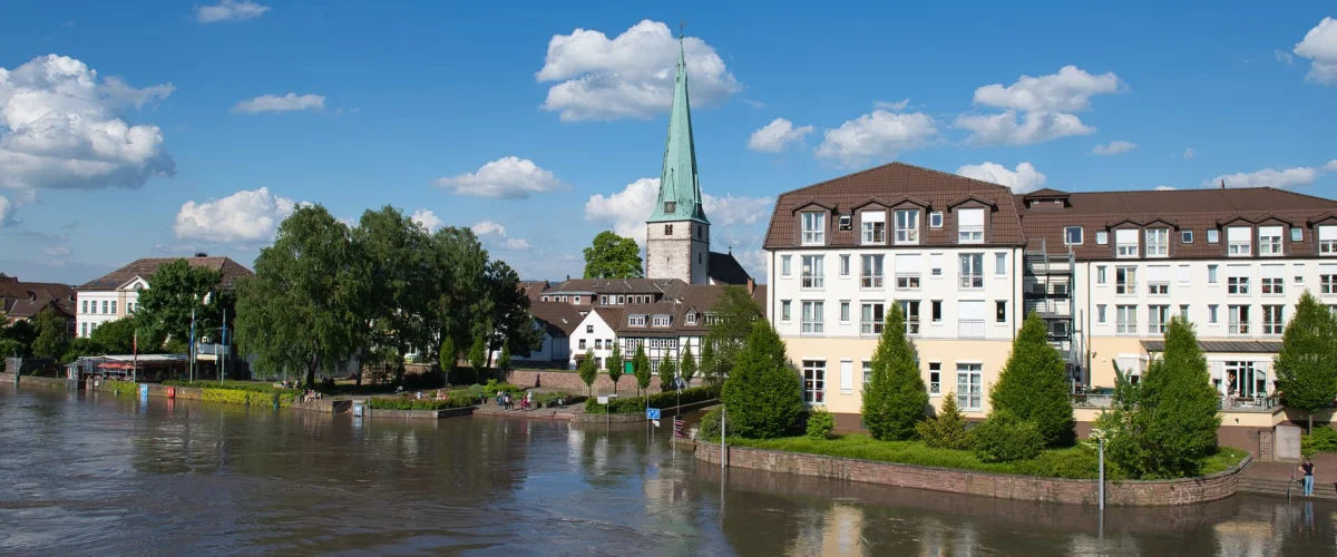 Hochwasserschutz erklärt: Familie sichert Haus vor Überschwemmung in Deutschland