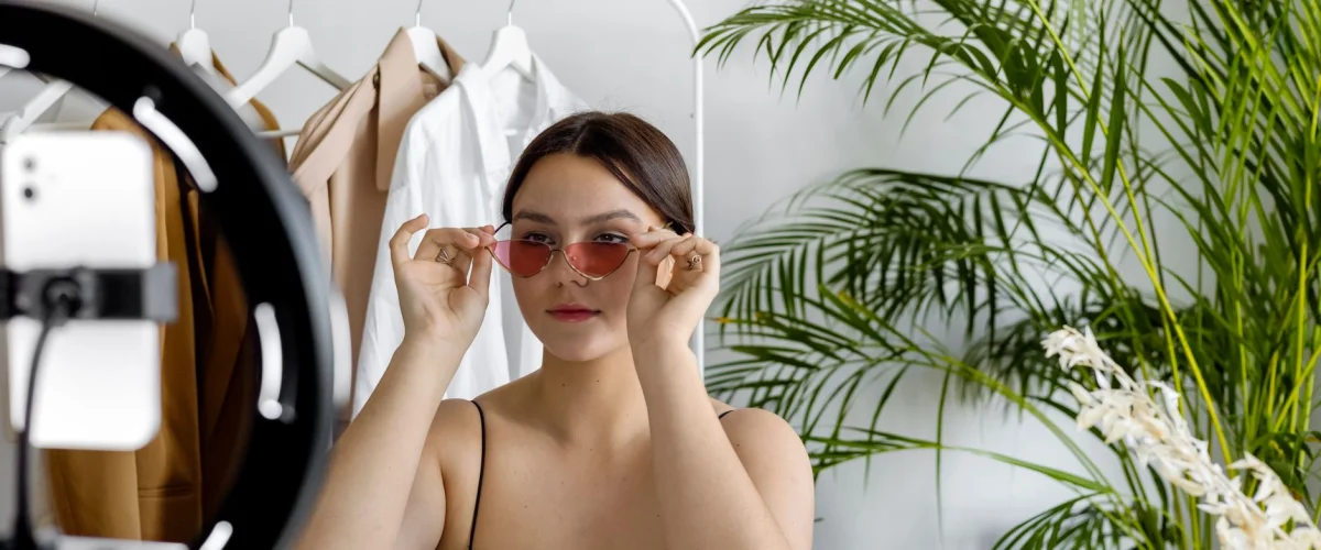 Influencer-Marketing einrichten – Eine Frau, die Influencer-Marketing einrichtet, sitzt vor einem Laptop und analysiert Social-Media-Profile.