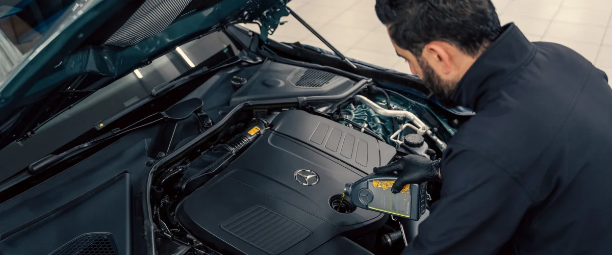 Inspektion erklärt – Auto-Inspektion erklärt: Mechaniker prüft Motorraum eines modernen Pkws, Fokus-Keyword inklusive