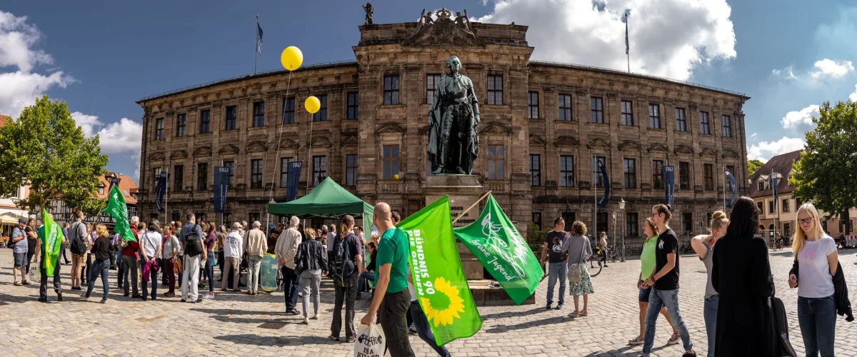 Kommunalpolitik Tipps: Engagierte Bürger bei einer Gemeinderatssitzung, die über lokale Themen diskutieren und Entscheidungen treffen.
