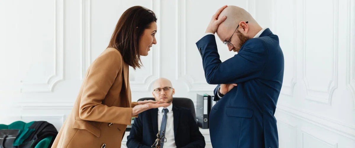Konfliktcoaching finden – Eine Person sucht nach Informationen auf einem Tablet, um Konfliktcoaching finden zu können und Konflikte zu lösen.