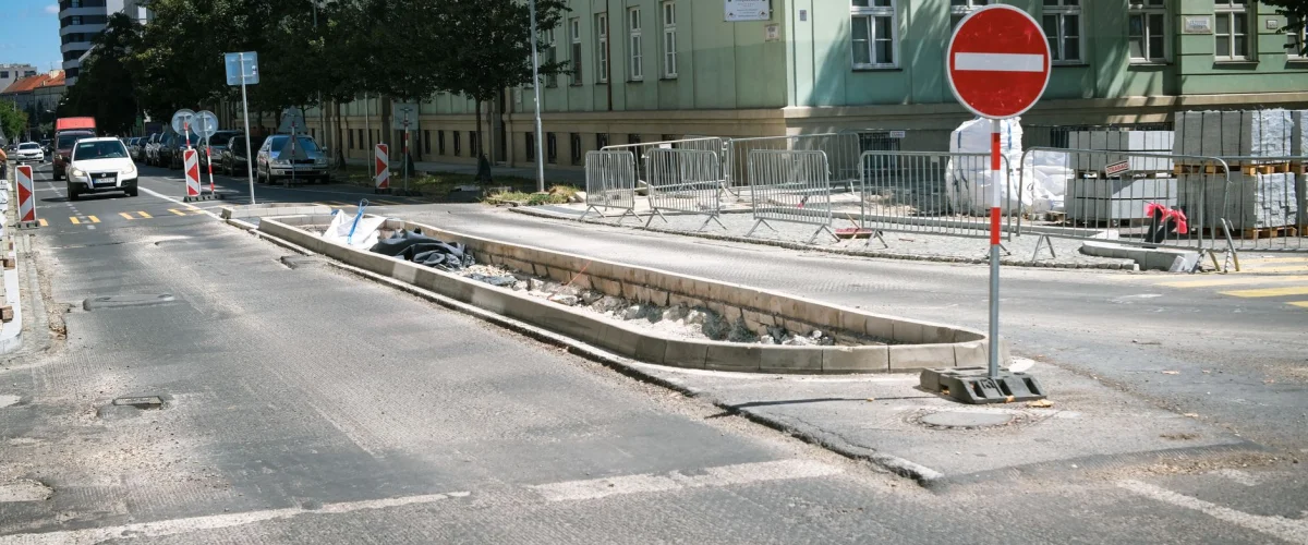 Lärmschutz Ablauf: Eine Lärmschutzwand neben einer Autobahn mit grüner Bepflanzung