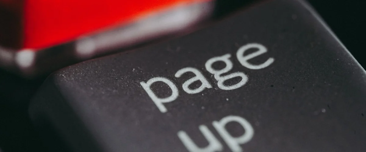 Landingpage optimieren – Eine Person optimiert eine Landingpage auf einem Tablet, um die Conversion Rate zu steigern und die Nutzererfahrung zu verbessern.