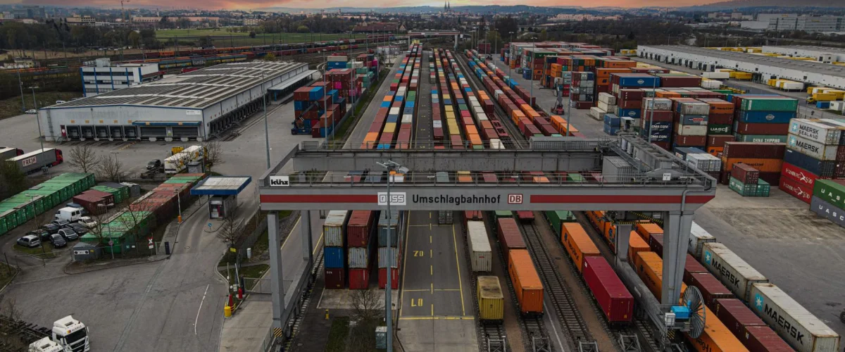 Lieferketten Bedeutung – Eine komplexe Darstellung der Lieferketten Bedeutung mit verbundenen Knotenpunkten und Pfeilen, die den Warenfluss symbolisieren.