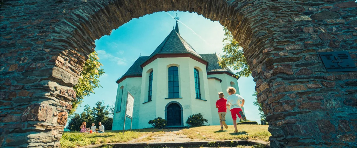 Lohnsteuer für Einsteiger: Eine junge Person blickt auf Steuerformulare und einen Rechner, um die erste Steuererklärung zu verstehen und ihre Finanzen zu optimieren.