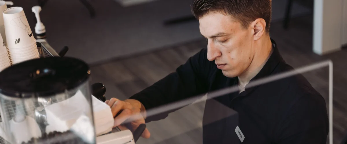 Mitarbeiter Angebot einholen – Ein Manager präsentiert seinem Team verschiedene Benefits-Optionen auf einem Tablet in einem modernen Büro.