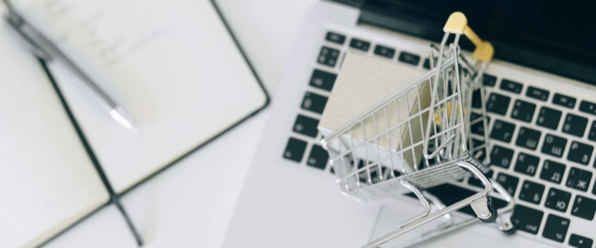 Online-Shop Fehler – Grafik zeigt häufige Online-Shop Fehler wie schlechte Navigation und fehlende Produktinfos, die den Umsatz mindern