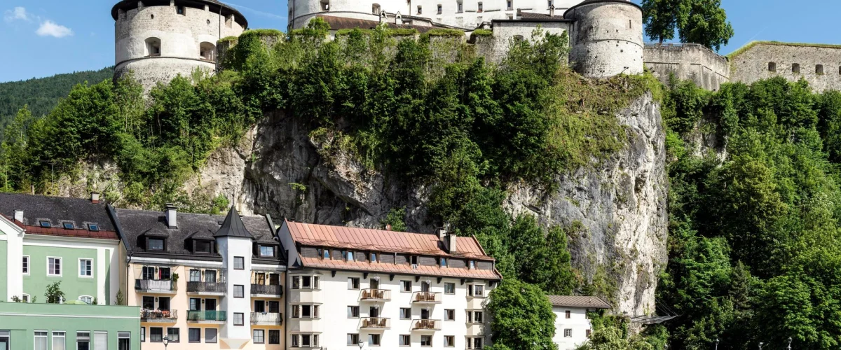 Pension Österreich Tipps: Eine Frau blickt nachdenklich auf Berge, symbolisiert die Planung des Ruhestands in Österreich