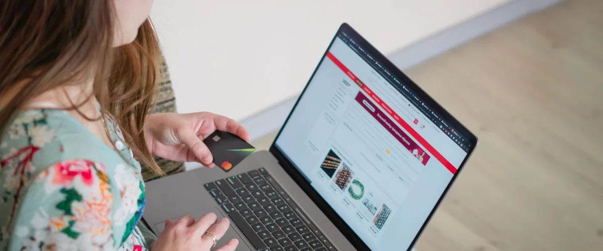 Preisverhandlung online – Frau verhandelt online am Laptop, Fokus auf Preisverhandlung online mit klaren Argumenten
