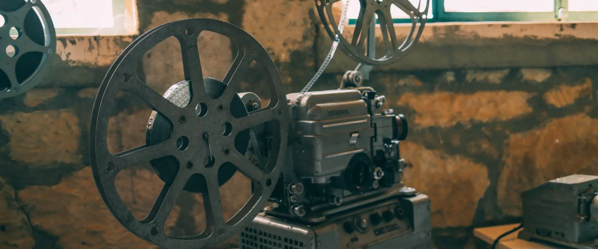 Reels Tools – Person nutzt Reels Tools auf Smartphone, um ein kreatives Video zu erstellen