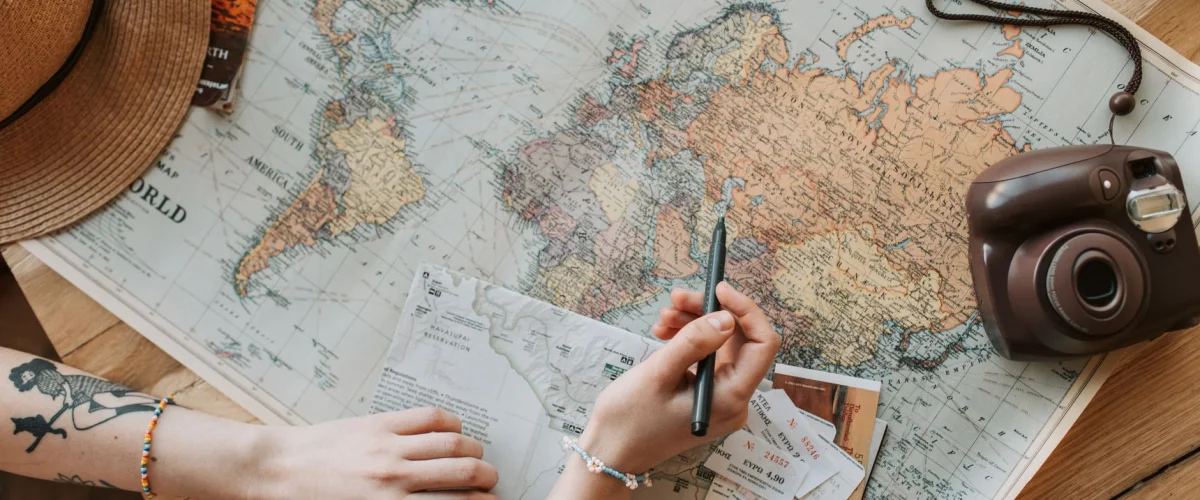 Reiseversicherung Checkliste auf einem Tisch neben einem Reisepass und Flugtickets, symbolisiert Reiseplanung und Sicherheit