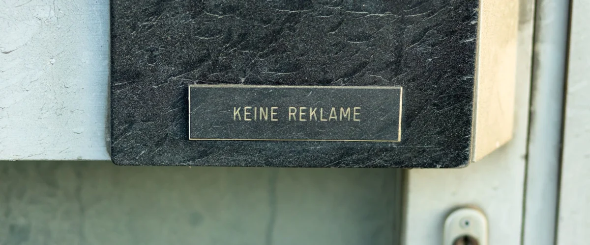 Reklamation Ratgeber: Eine Verbraucherin hält ein defektes Produkt in der Hand und bereitet eine schriftliche Reklamation vor.